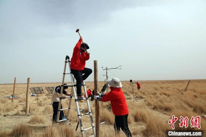 格爾木濕地站建設(shè)過程中，第二次青藏科考中科院空天院分隊隊員揮錘安裝防護欄?！?lt;a target='_blank' href='/'><p  align=