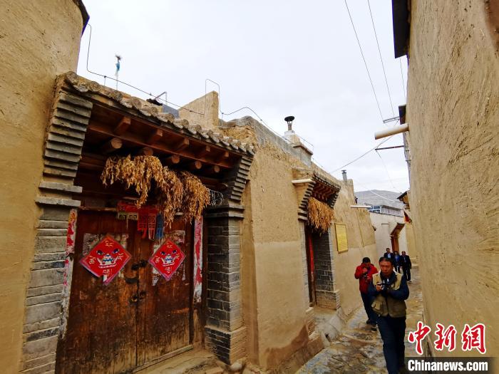 圖為古堡內(nèi)相互貫通的巷道。　張?zhí)砀?攝