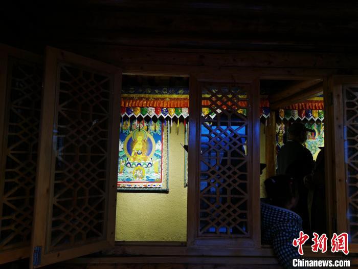 圖為作為展廳的古堡內(nèi)一座土木二層結(jié)構(gòu)“廊房式”建筑。　張?zhí)砀?攝