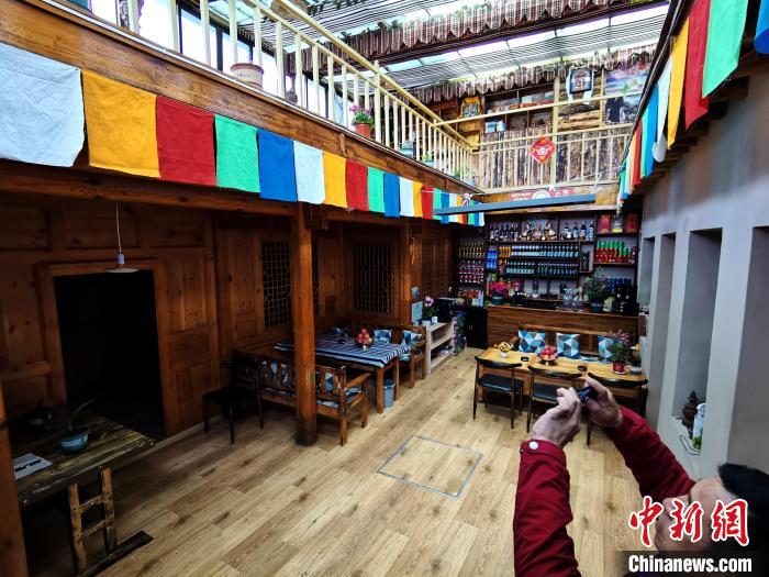 圖為古堡內(nèi)兼具傳統(tǒng)與現(xiàn)代特色的咖啡館。　張?zhí)砀?攝