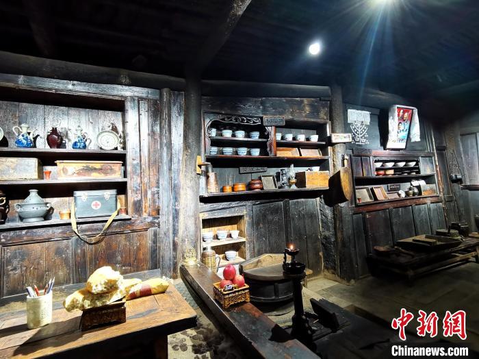 圖為古堡內(nèi)生活場景展示?！?zhí)砀?攝