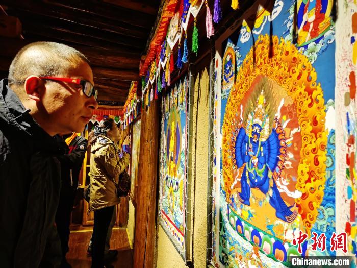 圖為民眾參觀古堡內(nèi)的唐卡?！?zhí)砀?攝