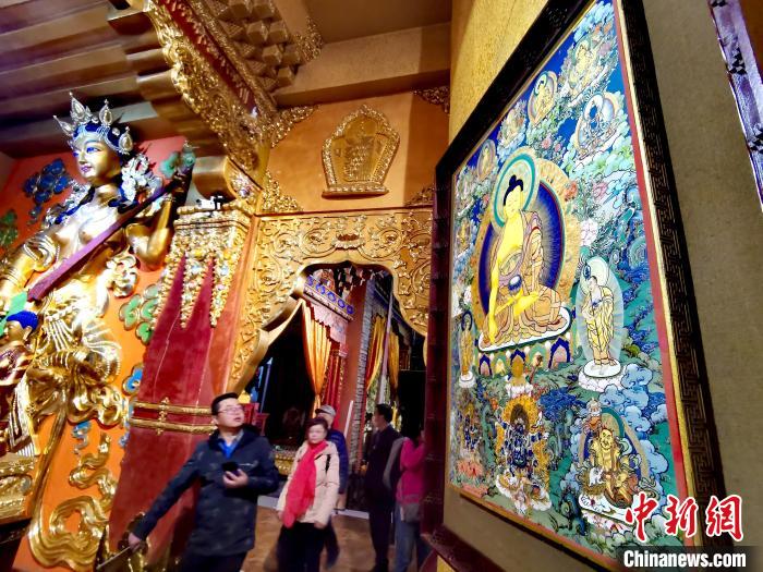 圖為仁俊畫(huà)院內(nèi)的唐卡?！?zhí)砀?攝