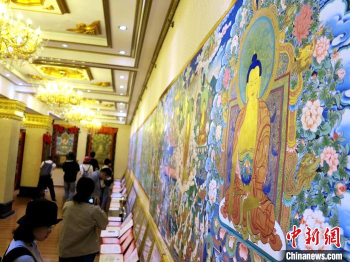 圖為熱貢龍樹畫苑內的唐卡。　張?zhí)砀?攝