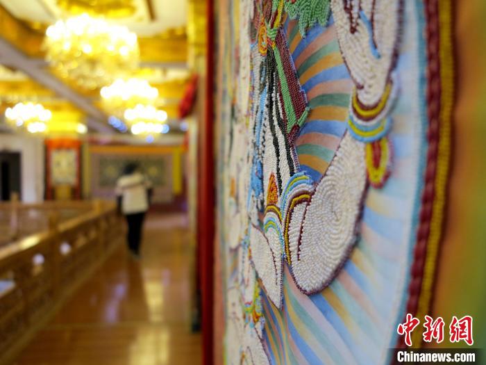 圖為黃南州同仁市熱貢龍樹畫苑內的珍珠唐卡。　張?zhí)砀?攝