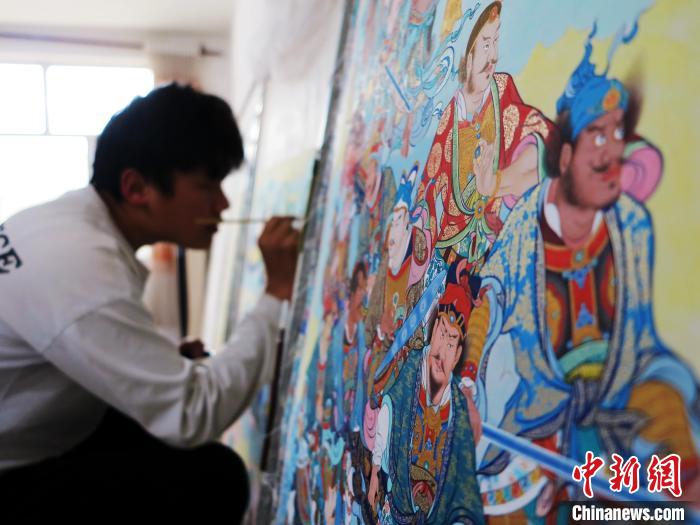 圖為熱貢龍樹畫苑內的學徒繪畫唐卡。　張?zhí)砀?攝