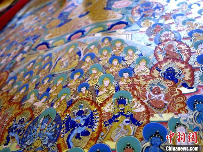 圖為熱貢龍樹畫苑內展覽的唐卡局部。　張?zhí)砀?攝