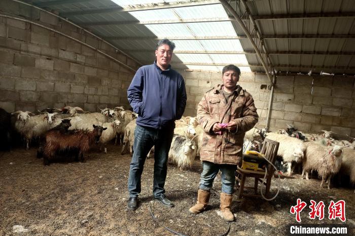 圖為華公太(左)走訪牧民生產(chǎn)生活情況?！〔彭?xiàng)什姐 攝