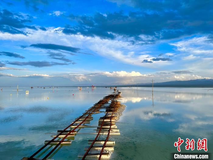 圖為茶卡鹽湖景區(qū)風(fēng)光?！⒀?攝
