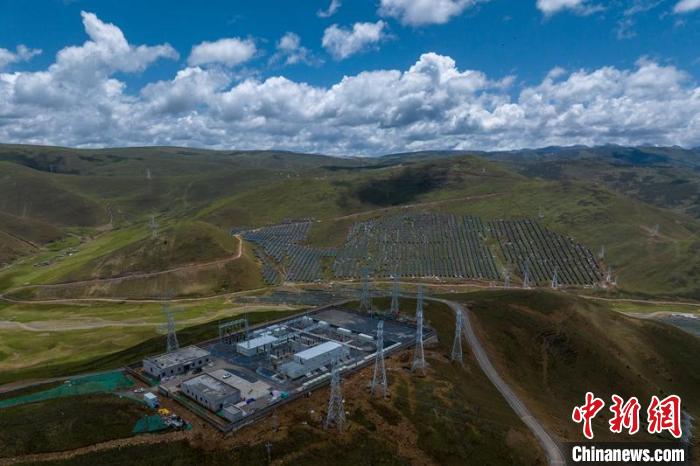 航拍建成投運(yùn)的柯拉一期光伏電站升壓站?！⒅铱?攝