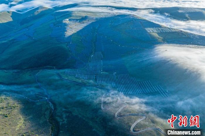 云霧下的柯拉一期光伏電站場一角?！⒅铱?攝
