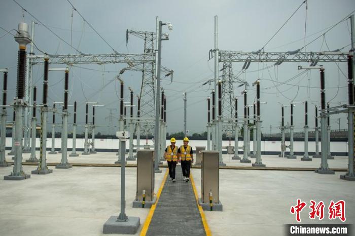 工作人員正在綿竹牽引變電所內(nèi)巡查設(shè)備受電運(yùn)行情況?！⒅铱?攝