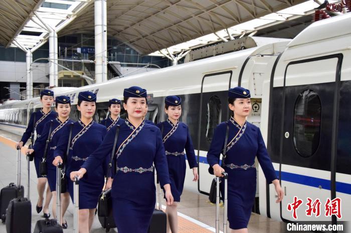 圖為青藏鐵路西格段“復(fù)興號”動車組乘務(wù)員新制服亮相?！|科力加 攝