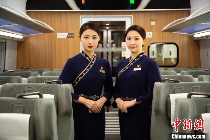 圖為整體色彩以“深藏青”為主調(diào)的西格段“復(fù)興號”動車組乘務(wù)員新制服?！±罾?攝