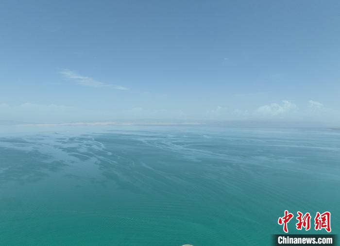 圖為航拍仲夏時節(jié)，青海湖水天一色?！∑钤鲚?攝