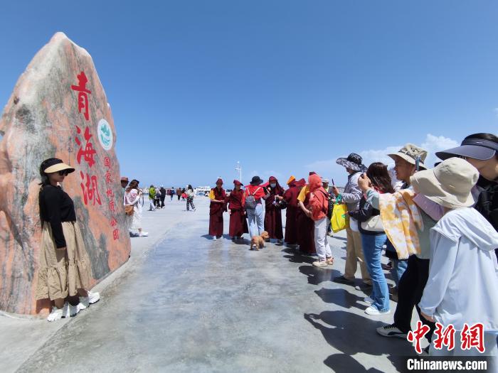 圖為航拍青海湖美景引游客拍照打卡。　祁增蓓 攝