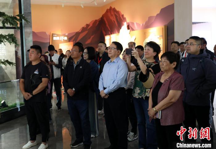 圖為臺(tái)商參訪祁連山國(guó)家公園生態(tài)科普館。　薛蒂 攝