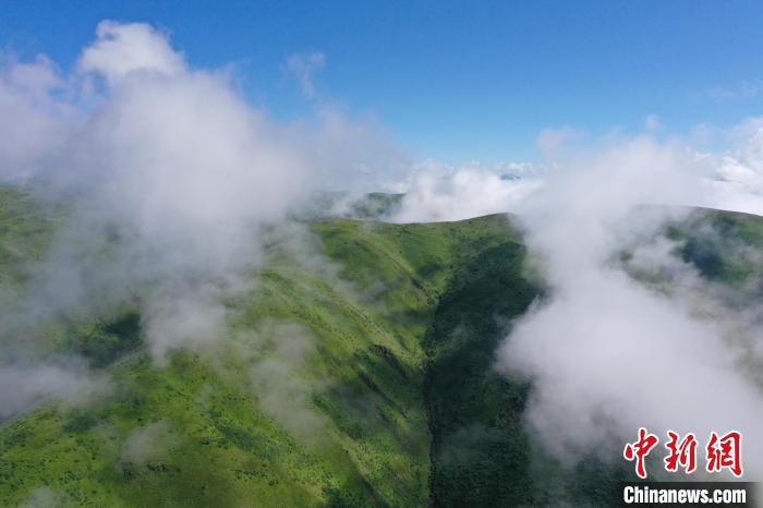 航拍賽來塘鎮(zhèn)山間云霧繚繞?！●R銘言 攝