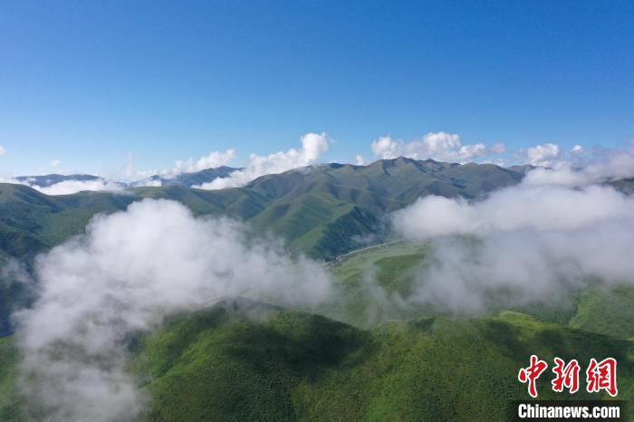 航拍賽來塘鎮(zhèn)山間云霧繚繞?！●R銘言 攝