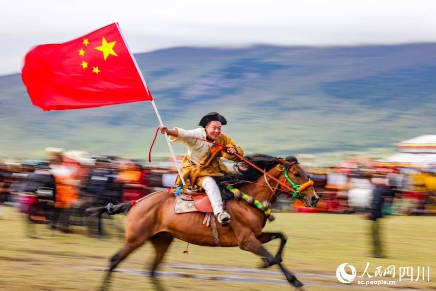 馬術(shù)表演現(xiàn)場。洛絨尼瑪攝