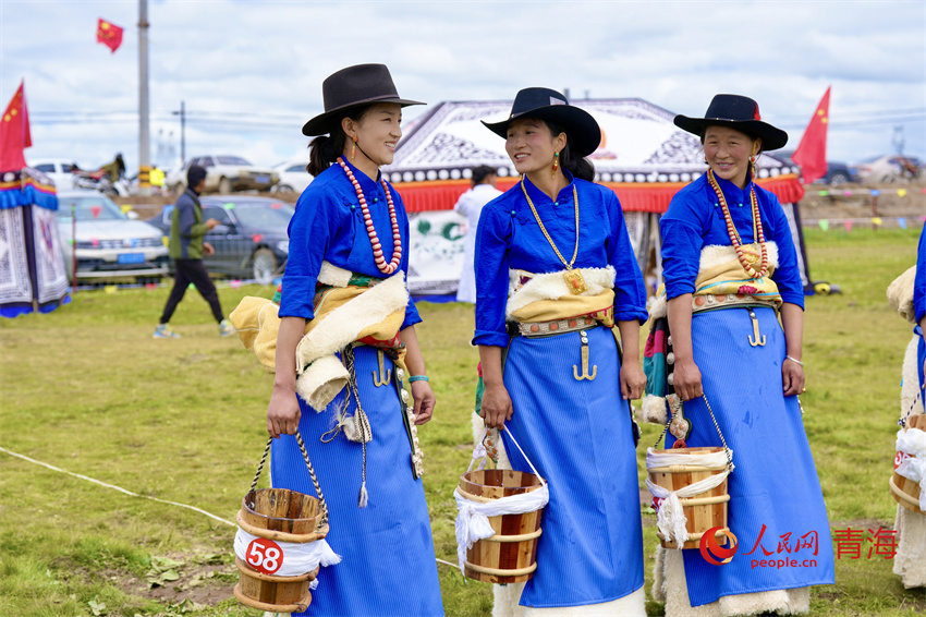 身著節(jié)日盛裝的澤庫牧女。人民網 陳明菊攝