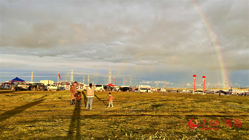 一家四口打卡彩虹。人民網 陳明菊攝