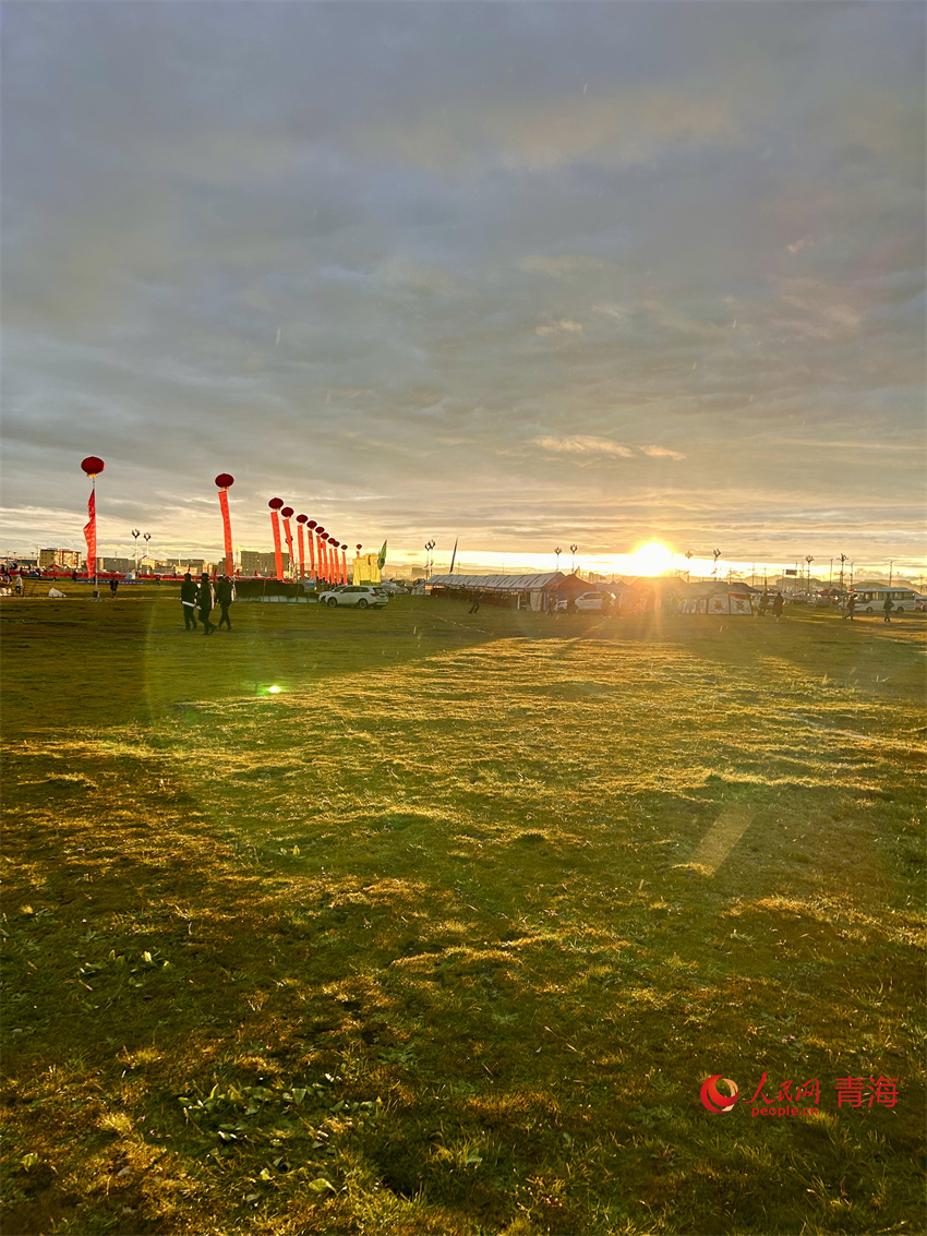 傍晚的澤曲草原。人民網 陳明菊攝