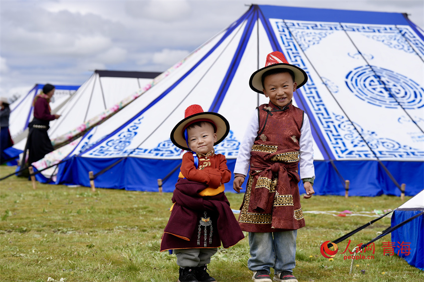身著節(jié)日盛裝的小朋友。人民網 陳明菊攝