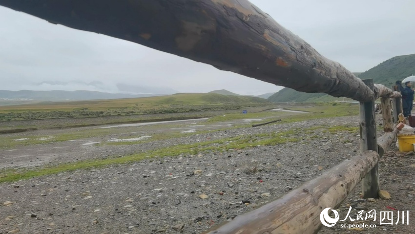 塔公鎮(zhèn)在公路沿線設置木柵欄用于物理防護。人民網記者 王洪江攝