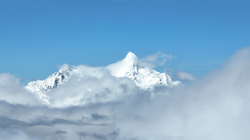 在白馬雪山遙望梅里雪山。德欽縣融媒體中心供圖