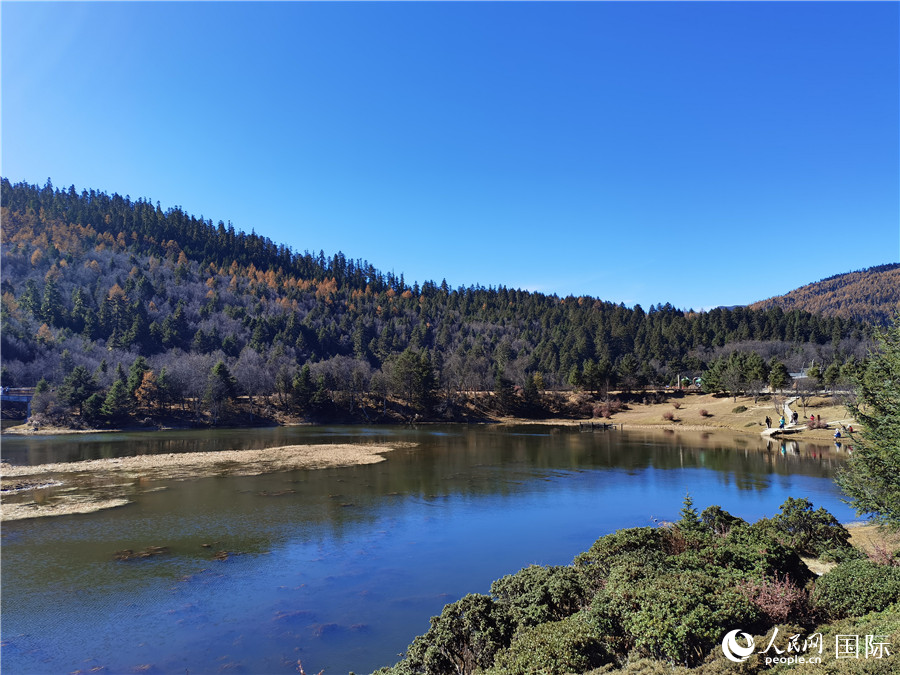 香格里拉國家公園景區(qū)內(nèi)，被譽為“高原仙子”的屬都湖吸引了眾多游客。人民網(wǎng)記者 杜明明攝