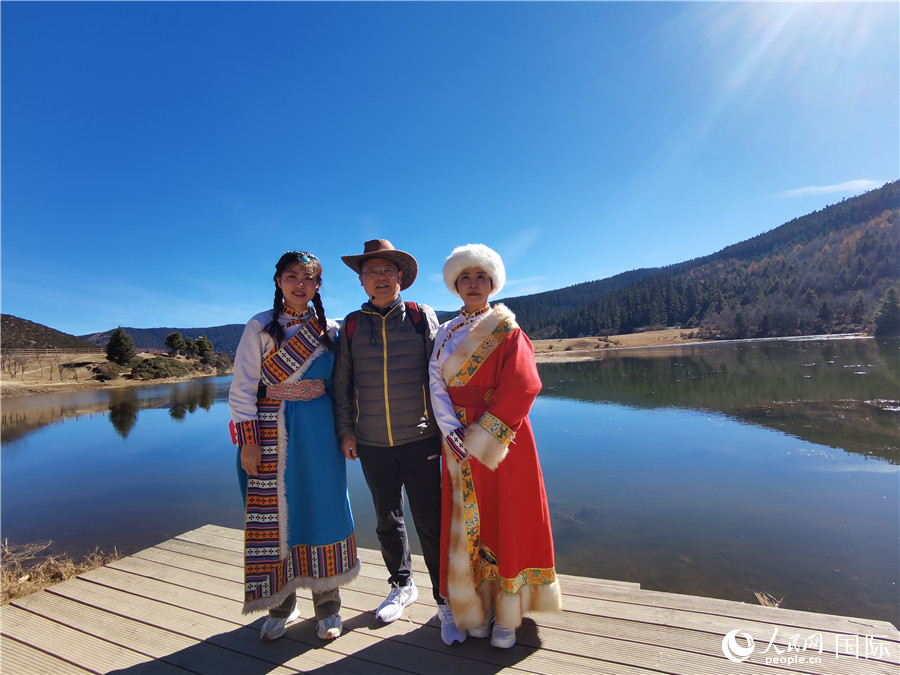 來自安徽合肥的一家三口在香格里拉國家公園景區(qū)內(nèi)拍照留念。人民網(wǎng)記者 杜明明攝