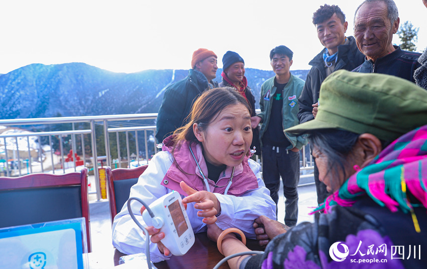 幫扶醫(yī)療小分隊(duì)成員為村民義診。劉學(xué)懿攝