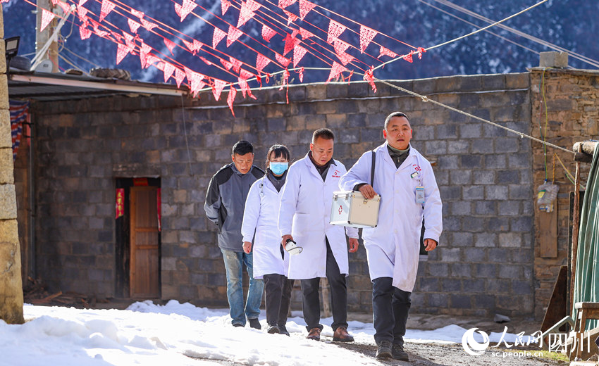 對(duì)口幫扶醫(yī)療小分隊(duì)行走在雪地里。劉學(xué)懿攝