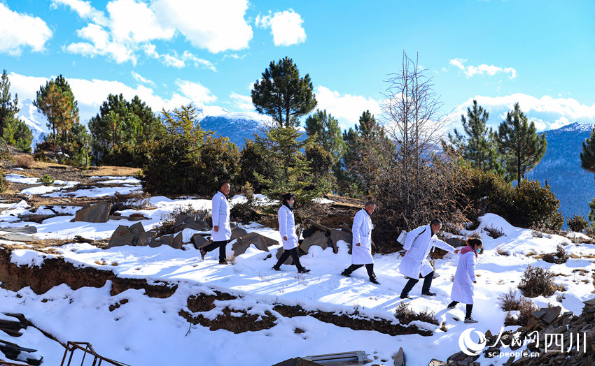 對(duì)口幫扶醫(yī)療小分隊(duì)行走在雪地里。劉學(xué)懿攝