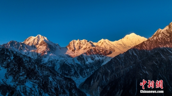 圖為2月1日，清晨陽光照在貢嘎雪山上，出現(xiàn)“日照金山”景觀。(無人機(jī)照片)<a target='_blank' href='/'><p  align=