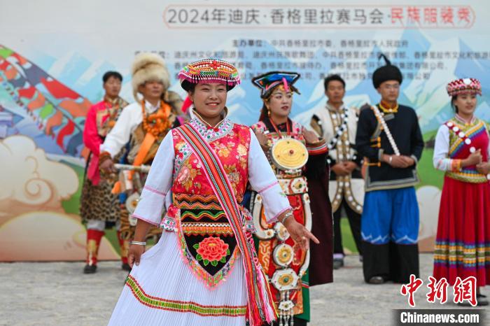 石板街道做T臺云南迪慶獨(dú)克宗古城上演民族服裝秀