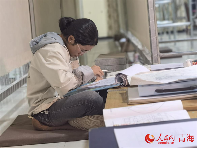 正在學習畫底稿的尕讓旺姆。人民網(wǎng) 陳明菊攝