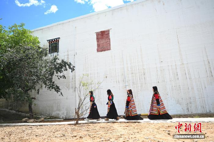 四川鄉(xiāng)城：游客穿上“瘋裝”體驗“白色灌禮”習俗