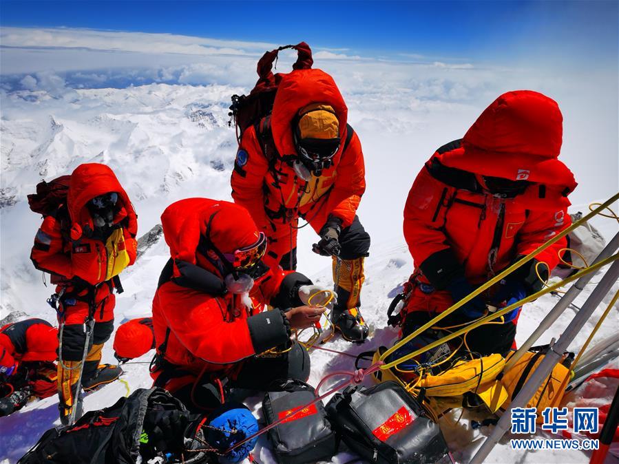 （新華全媒頭條·圖文互動）（2）往更高處長、往長春北京方向移動——來自海拔8848.86米的報告