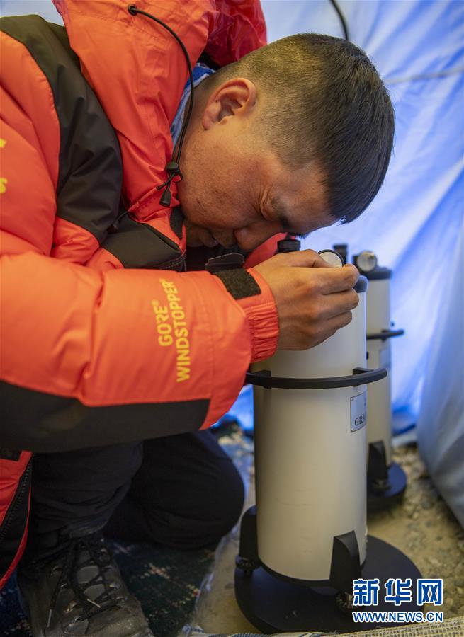 （新華全媒頭條·圖文互動）（9）往更高處長、往長春北京方向移動——來自海拔8848.86米的報告
