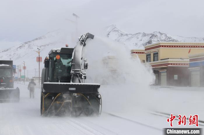 圖為該支隊官兵正在清理路面積雪?！《崦刺?攝