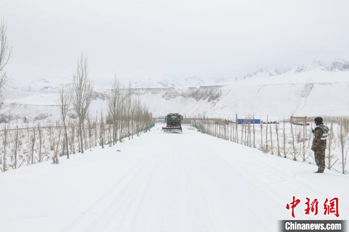 圖為救援官兵正在緊急清理路面積雪?！《崦刺?攝