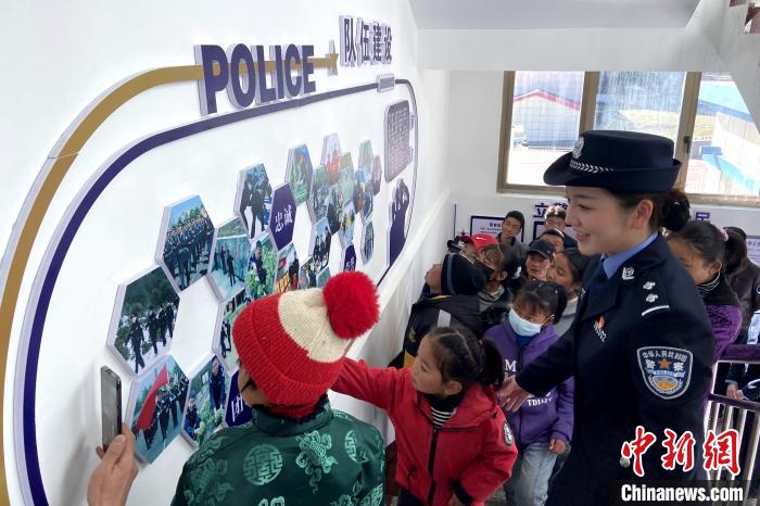 山南邊境管理支隊勒布邊境派出所舉行警營開放日活動，邀請駐地民眾進警營，了解民警工作生活?！∏f冀 攝