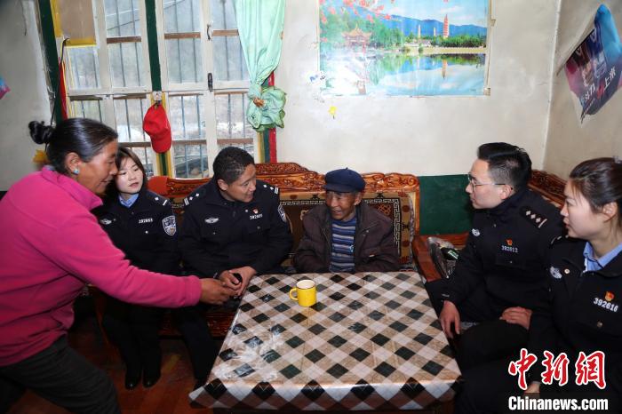 亞東出入境邊防檢查站民警走訪慰問轄區(qū)困難群眾。　張雨強 攝
