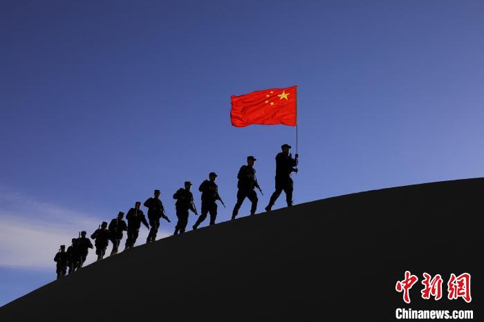 日喀則邊境管理支隊幾腳橋邊境檢查站民警在轄區(qū)開展巡邏工作?！↓埿▲P 攝