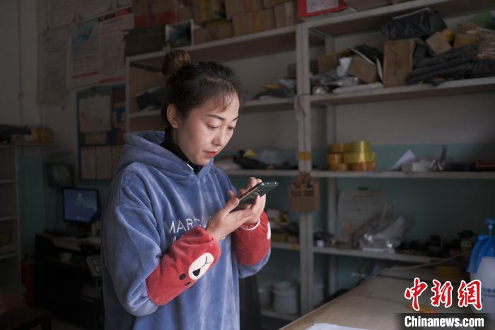 正在快遞站點內(nèi)忙碌的楊莉春。　何蓬磊 攝