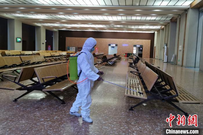 圖為拉薩車站工作人員在候車室進(jìn)行消毒?！±詈Ｐ?攝