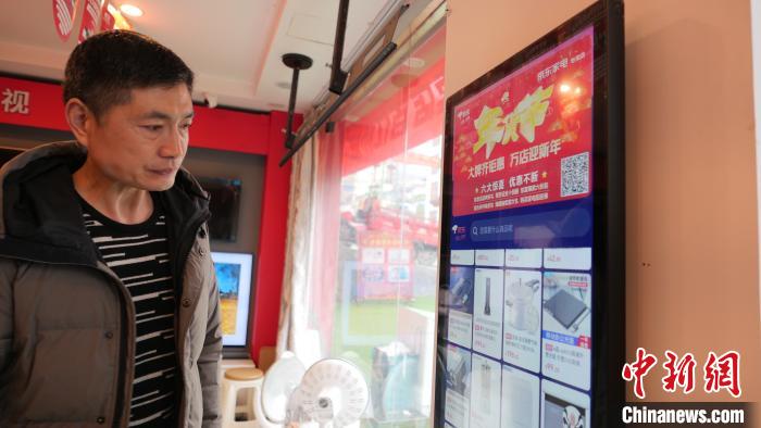 圖為店內(nèi)放置的可在線選購(gòu)商品的觸摸電子展示屏?！≈x牧 攝
