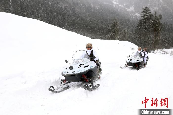 圖為雪地摩托車開路。　薛金博 攝